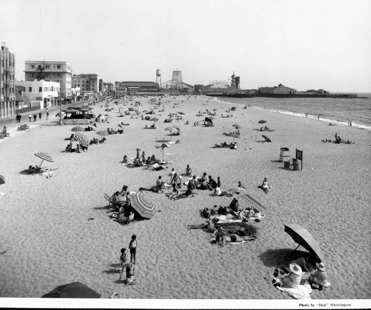 1939 - Venice - People relax on the beach in the sun and under umbrellas 2